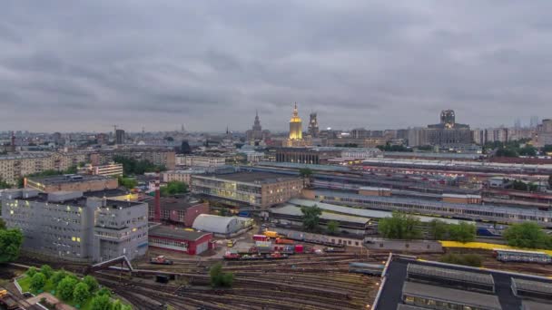 在俄罗斯莫斯科的Komsomolskaya广场 三座火车站的夜景从早到晚都在变化 从天台俯瞰空中全景 轨道上的火车 斯大林摩天大楼 — 图库视频影像