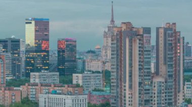 Moskova 'daki Ukrayna' daki Dünya Ticaret Merkezi kuleleri ve otel Ukrayna 'daki havadan şehre geçiş zamanı. WTC Rusya 'nın en büyük iş merkezidir. Bulutlu gökyüzü ve yoldaki trafik