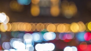 Bulutlu Gece Işıkları Bulvarı 'ndaki trafik ışıkları. Arabanın ön ve arka farlarından Bokeh. Sokak aydınlatması.