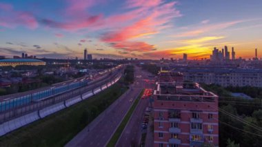 Gün batımından sonra üçüncü çevre yolu trafiği. Geçiş zamanı, çatıdan hava görüntüsü. Arka planda gökdelenler ve stadyum var. Moscows çevre yolu Garden Ring ve Moskova Ring arasında yer almaktadır.