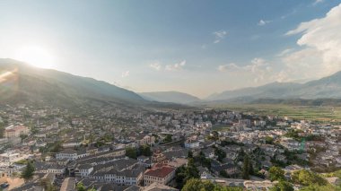 Günbatımında Cirokastra kentini Osmanlı Kalesi 'nin Cirokaster zaman ayarlı kalesinin perspektifinden gösteren panorama. Batan güneşle Arnavutluk 'un hava manzarası