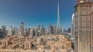 Panorama Dubai 'nin iş sahasını ve şehir merkezindeki kuleleri gösteriyor. Bazı gökdelenlerin çatı manzarası ve inşaat halindeki yeni binalar. Eski kasabanın geleneksel evleri.