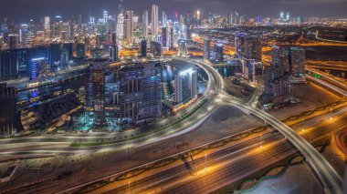 Panorama, Dubai 'nin ufuk çizgisini iş sahası ve şehir merkezi zaman çizelgesiyle gösteriyor. Birçok modern gökdelenin ve Al Khail yolundaki yoğun trafiğin havadan görüntüsü. Birleşik Arap Emirlikleri.