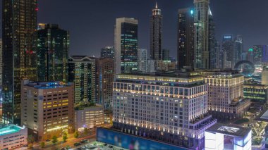 Dubai Uluslararası Finans Bölgesi, günden geceye geçiş zamanı. Gün batımından sonra iş yerinin gökyüzü manzarası. Şehir merkezine yakın otelleri olan gökdelenler.