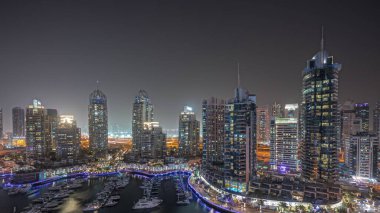 Panorama Dubai marinasının limandaki en yüksek gökdelenleri ve yatları gösteriyor. Apartman binalarına, otellere ve ofis bloklarına, BAE 'nin modern yerleşim alanlarına bak