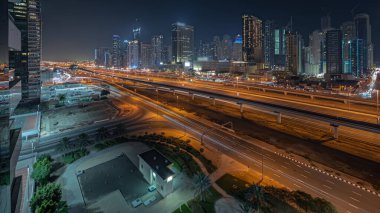 Panorama, Dubai marinasının gökdelenlerin en yüksek binasını gösteriyor. JLT bölgesinden apartman binalarına, otellere ve otoyol yakınlarındaki iş kulelerine hava manzarası.