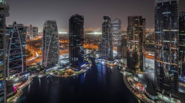 Panorama, Dubai çok amaçlı emtia merkezi karma kullanım bölgesinin bir parçası olan JLT ilçe hava sahasındaki uzun konut binalarını gösteriyor. Aydınlatılmış kuleler ve gökdelenler