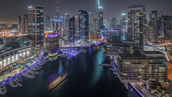 Панорама Показывающая Вид Воздуха Пристань Яхт Дубае Освещенные Небоскребы Вокруг — стоковое фото