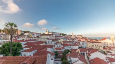 Gün batımında Lizbon 'da Alfama' nın hava görüntüsünü gösteren panorama. Eski şehrin en eski bölgesinde kırmızı çatılar, Belvedere Miradouro das Portas do Sol, Portekiz 'den Ulusal Panteon.