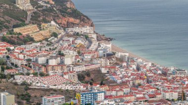 Atlantik Okyanusu 'nun ortasındaki Susimbra Köyü' nün sahil manzarası. Kale 'nin bakış açısından tipik evlerle akşam vakti. Portekiz