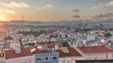 Panorama, Lizbon 'un ünlü hava manzarasını Miradouro da Senhora do Monte turist bakış açısıyla gösteriyor. Alfama ve Mauraria eski şehir zaman dilimi, gün batımında kırmızı çatılar. Dramatik bir gökyüzü. Lizbon, Portekiz