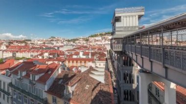 Lizbon 'un Alfama ve Baixa bölgelerini gösteren panorama Sao Jorge şatosu ve tarihi Santa Justa asansörünün panoramik terası, yukarıdan eski demir asansör.