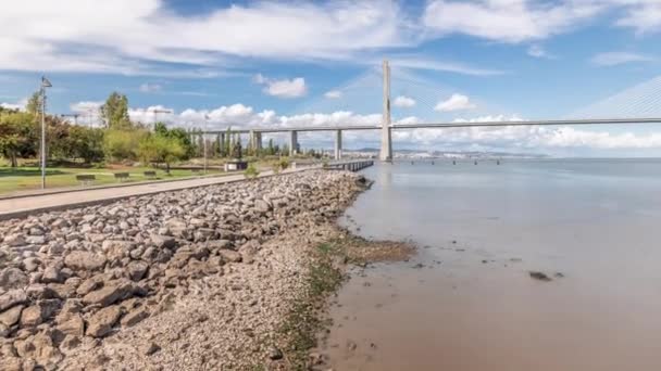 Panorama Mit Der Uferpromenade Und Der Vasco Gama Brücke Zeitraffer — Stockvideo