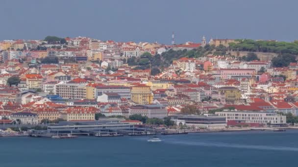 ヨットの観光船タイムラプスとアルマダのクリストレイの視点からタガス川の上のリスボンの空中ビュー 赤い屋根のある歴史地区 頂上にある城 リスボン ポルトガル — ストック動画