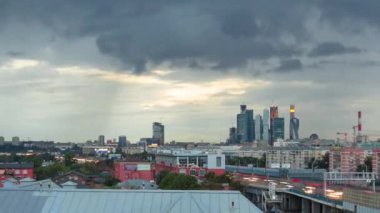 Moskova şehir manzarası hava zaman çizelgesi. Şehrin merkezindeki bir evin çatısından manzarayı izliyoruz. Akşamları dramatik bulutlar