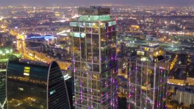 Gökdelenler Uluslararası İş Merkezi Şehri geceleri Moskova, Rusya 'dan havadan zaman ayarlı. Yukarıdan aydınlatılmış kuleler