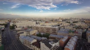 Rusya, New Arbat 'tan gün batımından önce Moskova' nın merkezindeki çatıdan binanın panoramik hava manzarası bulutlu.