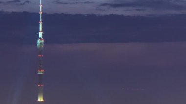 Moskova 'daki Ostankino İletişim Kulesi. Gece vakti, yukarıdan. 540.1 metre yüksekliğindeki bina, dünyada 500 metreyi aşan ilk ayakta duran yapıdır.