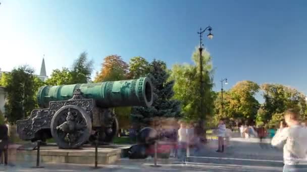 沙皇普什卡纪念碑沙皇普什卡 Tsar Pushka 莫斯科克里姆林宫的一座巨大的古代大炮 穿越俄国 背景上有绿树的公园 — 图库视频影像