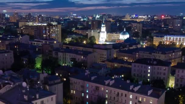 莫斯科市中心屋顶上的建筑物全景 与斯大林摩天大楼 俄罗斯 夜间穿行 街上的交通 空中俯瞰 — 图库视频影像