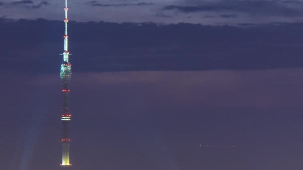 モスクワのオストンキノコミュニケーションタワー上空から夜間の空中タイムラプス 高さ540 1メートルの立場で 高さ500メートルを超える世界初の自由な構造でした — ストック動画