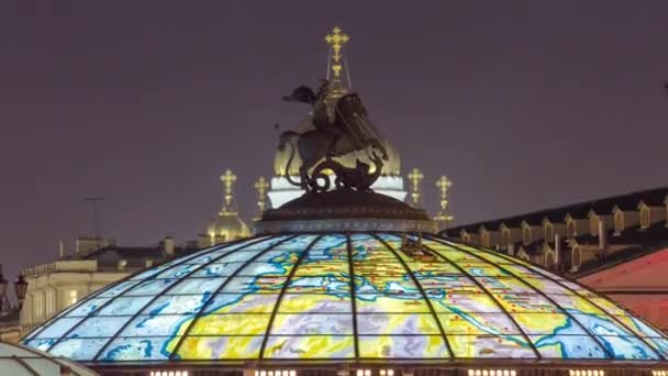 Nachtzeitraffer Der Glaskuppel Mit Der Statue Des Heiligen Georgius Auf — Stockvideo
