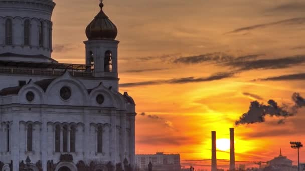 モスクワ川岸のサンセットグローと救世主キリストのマジェスティック正教会のタイムラプス モスクワのスカイラインを取得する世界で最も高い正教会 ロシア — ストック動画