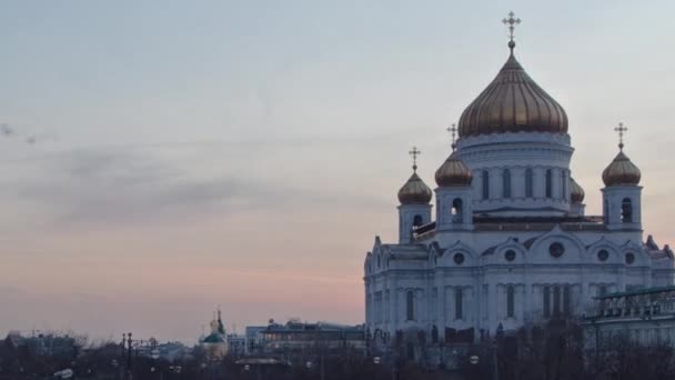 在莫斯科河岸上 基督救世主的宏伟东正教大教堂从天而晚的过渡时间已经过去 世界上最高的东正教会照亮莫斯科的天际线 — 图库视频影像