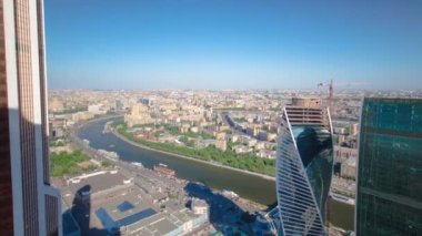 Moskova şehrinin gökdelenlerinden panoramik hava görüntüsü. Yukarıdan nehre ve deniz kenarından modern kulelere bak