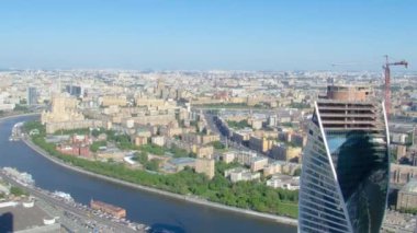 Moskova şehrinin gökdelenlerinden gelen hava manzarası iş kompleksi zaman çizelgesi. Yukarıdan nehre ve deniz kenarından modern kulelere bak