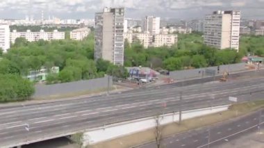 Rusya 'nın başkenti Moskova' daki Yaroslavl otobanındaki yüksek caddedeki hava yolu zaman tüneli üst geçidinde trafiğin en üst görüntüsü. İkamet bölgesi arkada.