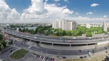 Rusya 'nın başkenti Moskova' daki Yaroslavl otobanındaki yüksek caddedeki hava yolu zaman tüneli üst geçidinde trafiğin en üst görüntüsü. Durakta otobüsler ve tramvaylar