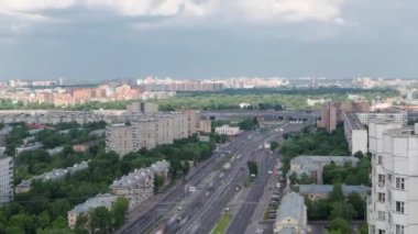 Rusya 'nın başkenti Moskova' daki Yaroslavl otobanındaki yüksek caddedeki hava yolu zaman tüneli üst geçidinde trafiğin en üst görüntüsü. Kavşağın arkasında bir sürü ağaç olan yeşil park bölgesi