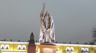 Moskova Gecelerinin Huzurlu Güzelliği: Alexanders Garden 'daki Ermogen Anıtı Kış Gecesi Hızla Yaşıyor