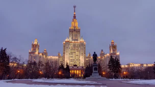 冬至黑夜的过渡时间 莫斯科州立大学位于斯派洛山上俯瞰全市的理想的主楼 俄罗斯莫斯科的宏伟地标 — 图库视频影像
