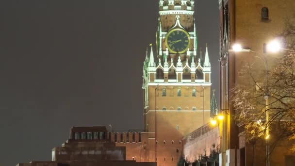 在冬夜 莫斯科克里姆林宫标志性的Spasskaya塔闪烁着光芒 这座历史性的塔楼是俄罗斯丰富文化遗产的永恒象征 — 图库视频影像