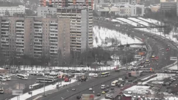 エアリアルウィンタータイムラプス バスステーション付きオザナヤストリートの進行中のモスクワ都市開発 冬の日にモスコの都市景観の継続的な開発と成長 — ストック動画