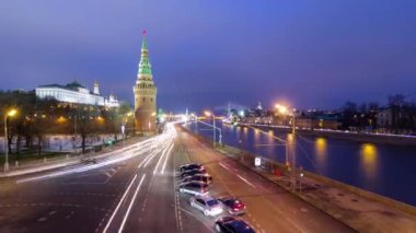 Rusya 'nın Moskova kentindeki Bolşoy Kamenniy Köprüsü' nden ikonik hava manzarası: Kremlin ve Moskova Nehir Kıyısı trafiğine tepeden bakan bir Timelapse. Majestic Kremlin ve manzaralı Moskova Nehri seti