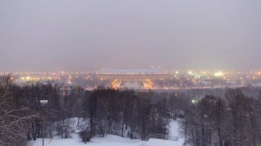 Gündüzden Geceye Geçiş Süresi: Sparrow Hills 'ten Moskova Şehri, Rusya' nın Panoramik Manzarası. Gün batımından sonra stadyuma hava görüntüsü
