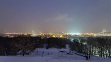 Gündüzden Geceye Geçiş Süresi: Sparrow Hills 'ten Moskova Şehri, Rusya' nın Panoramik Manzarası. Aydınlatılmış stadyumun havadan görüntüsü