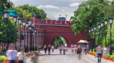 Alexanders bahçesinin manzarası. Moskova Kremlin 'in popüler turistik simgesi, Rusya zaman çizelgesi. Çiçekli yeşil ağaçlar