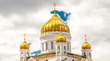 Mavi gökyüzünde bulutlar olan Kurtarıcı İsa 'nın Görkemli Ortodoks Katedrali. Altın kubbesi olan dünyanın en uzun Ortodoks kilisesidir. Rıhtım, Rusya 'dan zaman aralığı aşırı hızlandı