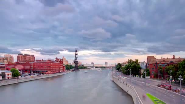 从始祖桥到莫斯科河流全景的全景 从天而晚地从空中经过 海滨附近道路上的交通情况 — 图库视频影像