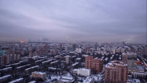 从莫斯科市中心的屋顶到莫斯科市中心的全景全景全景从白天到晚上经过 冬季的全景全景是覆盖着雪的建筑物 — 图库视频影像