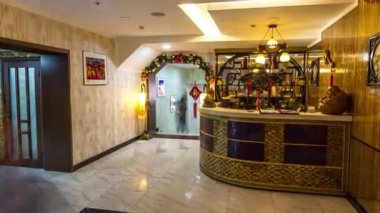 Asya tarzında dekore edilmiş bir Çin restoranı. Girişi resepsiyonlu, salonu koridorlu.