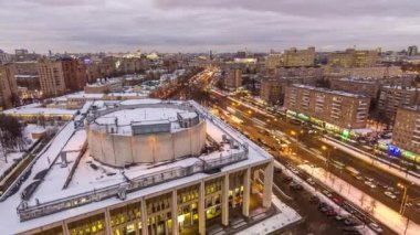 Gündüzden Geceye Geçiş Zaman Çizelgesi: Moskova 'nın Hava Panoramik Manzarası. Moskova Gençlik Sarayı, Komsomol Bulvarı, Residential Buildings ve Urban Winter Snow Scenery. Mimari Arka plan