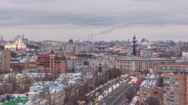 Gündüzden Geceye Geçiş Zaman Çizelgesi: Moskova 'nın Hava Panoramik Manzarası. Moskova Gençlik Sarayı, Komsomol Bulvarı, Residential Buildings ve Urban Winter Snow Scenery. Mimari Arka plan