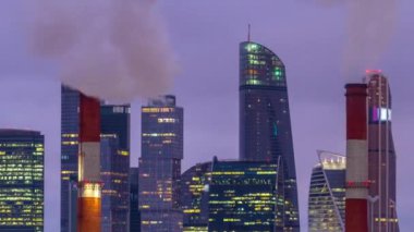 Moskova 'daki gökdelenlerin kış aylarında bacalardan dumanlar yükselirken günden geceye geçiş zamanları. Günbatımından sonra Moskova 'daki Uluslararası İş Merkezi ve ticari bölgenin en iyi manzarası