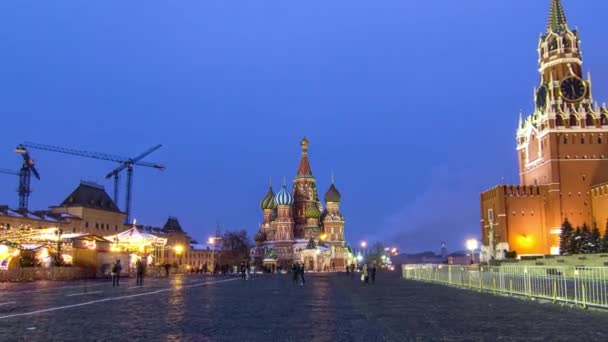 모스크바의 광장의 상징적인 스파스카야 타워와 성당이 모스크바 크렘린 바실리 장면을 — 비디오