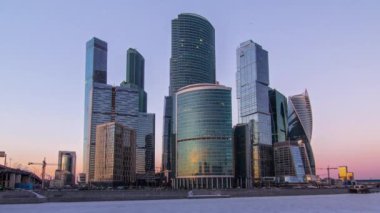 Moskova 'nın panoramik zaman çizelgesi kış boyunca günden geceye değişiyor. Uluslararası İş Merkezi ve ticari bölge Moskova 'nın merkezinde güneş batarken canlandı.